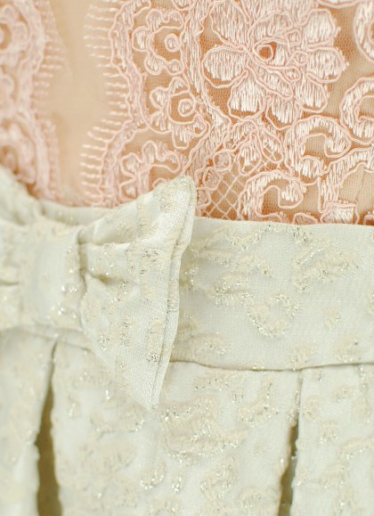 Rochie roz cu broderie crem superba